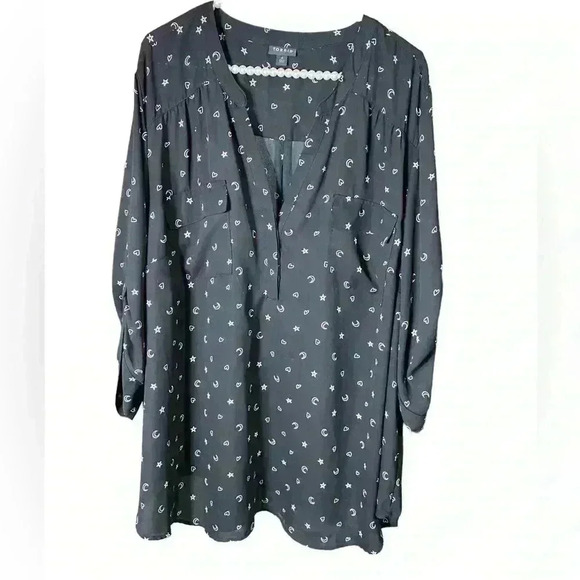 Torrid Top Size 4 Black With Hearts, Stars and moons on it - Picture 1 of 3